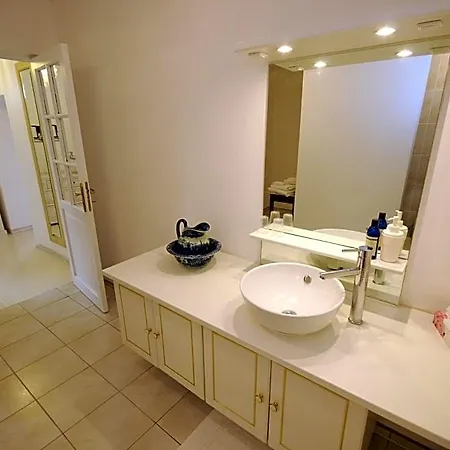 Chez Madeleine Bed & Breakfast 3*